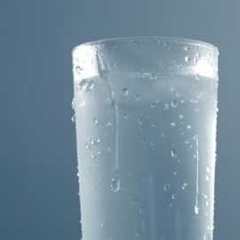 imagem de um copo de água gelada