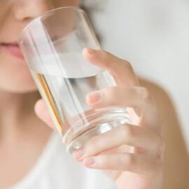 imagem de uma mulher tomando um copo de água