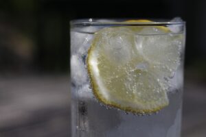água com gelo e limão