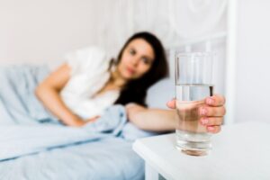 tomar-agua-morna-antes-de-dormir-beneficios-inesperados-para-sua-saude-